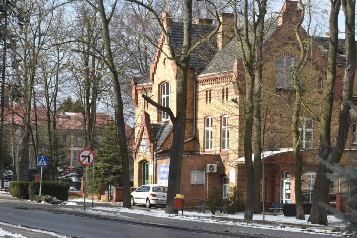 Budynek szpitala w Krośnie Odrzańskim w zimowej scenerii