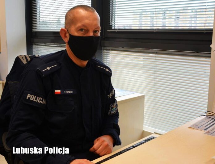 Policjant z Krosna Odrzańskiego oraz pracownik OPS w Dąbiu pomogli 61-letniemu mężczyźnie.