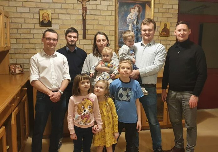 Rodzina z Ukrainy w Gubinie. Uchodźcy pod opieką Wspólnoty św. Tymoteusza w Gubinie spotkali się z burmistrzem Bartłomiejem Bartczakiem.