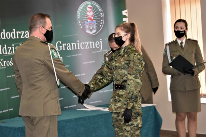 W siedzibie SG w Krośnie Odrzańskim śluby złożyło 20 nowych funkcjonariuszy.