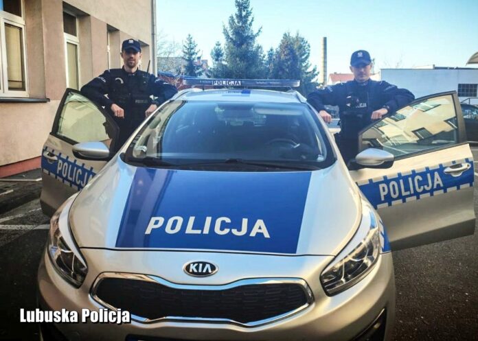 Dwóch policjantów z Gubina otrzymało podziękowania za pomoc.