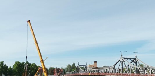 Prace przy moście w Krośnie Odrzańskim.